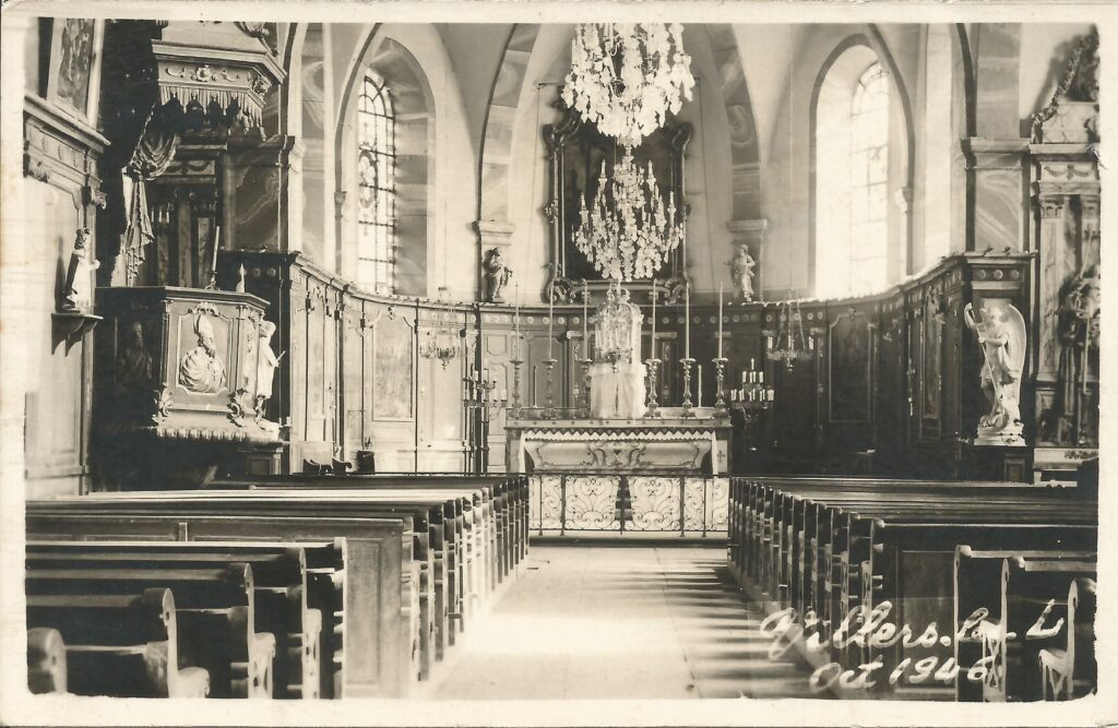 Carte postale de 1946 représentant l'intérieur de l'église de Villers-lès-Luxeuil