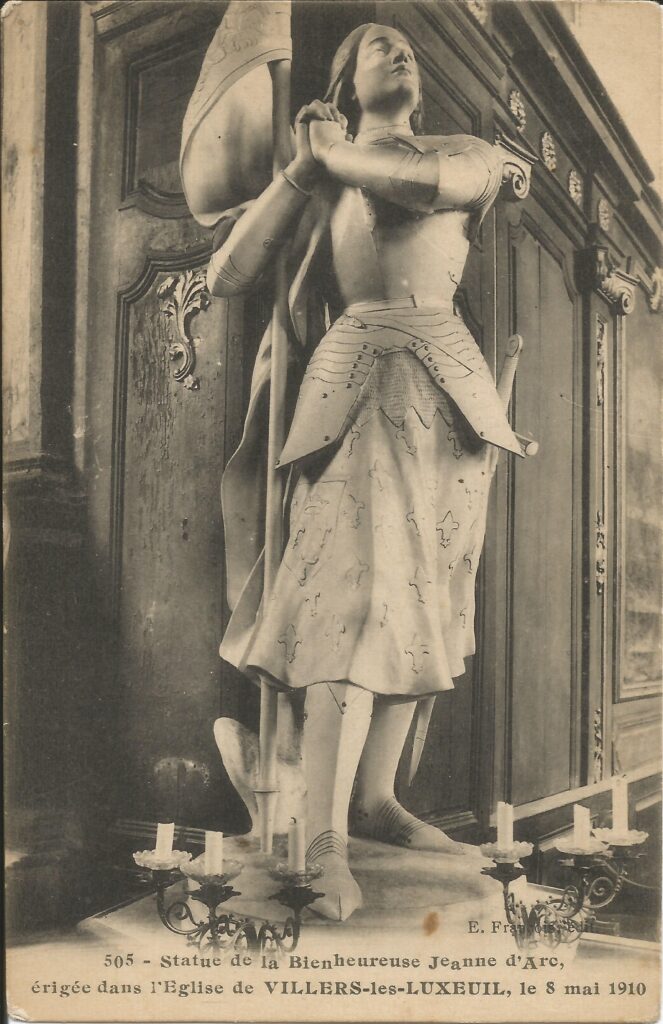 Carte postale de 1922 représentant la statue de jeanne d'arc dans l'église de Villers-lès-Luxeuil