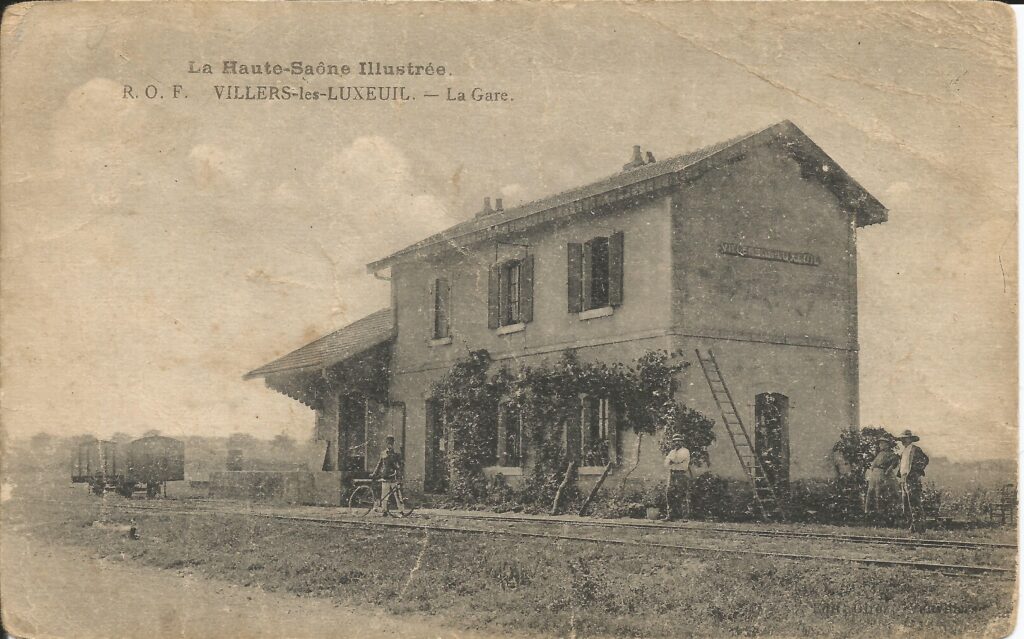 Carte postale ancienne représentant la gare du village de Villers-lès-Luxeuil