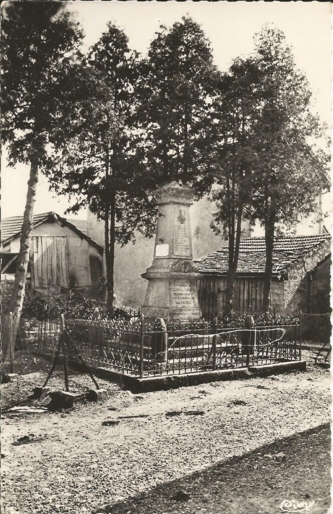 Carte postale ancienne représentant le monument aux morts du village de Villers-lès-Luxeuil