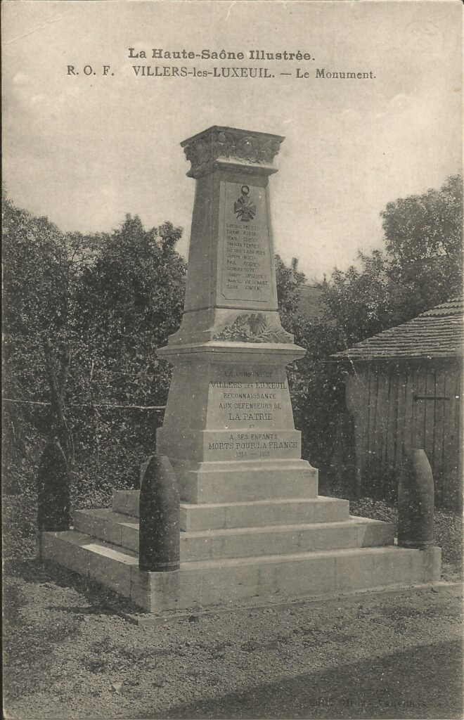 Carte postale de 1923 représentant le monument aux morts du village de Villers-lès-Luxeuil