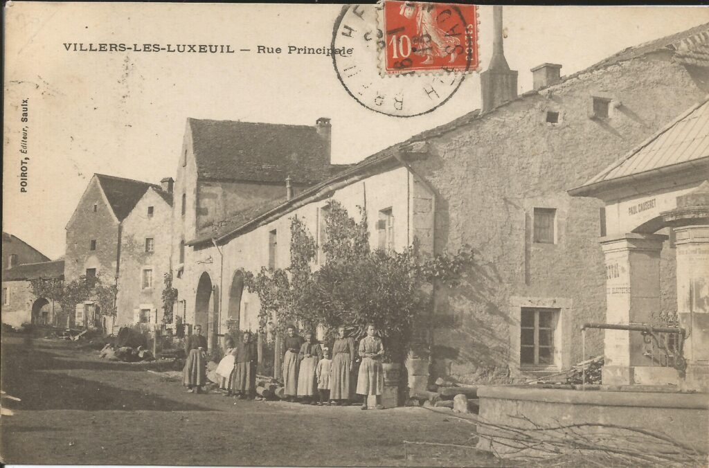 Carte postale ancienne représentant la rue principale du village de Villers-lès-Luxeuil