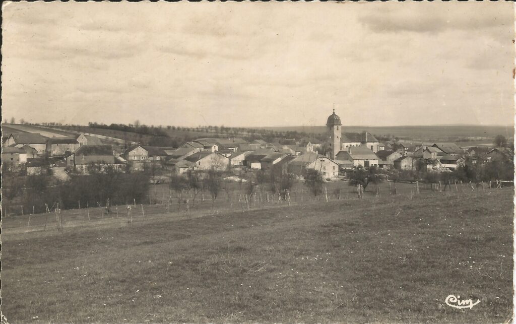 Carte postale ancienne représentant un panorama du village de Villers-lès-Luxeuil