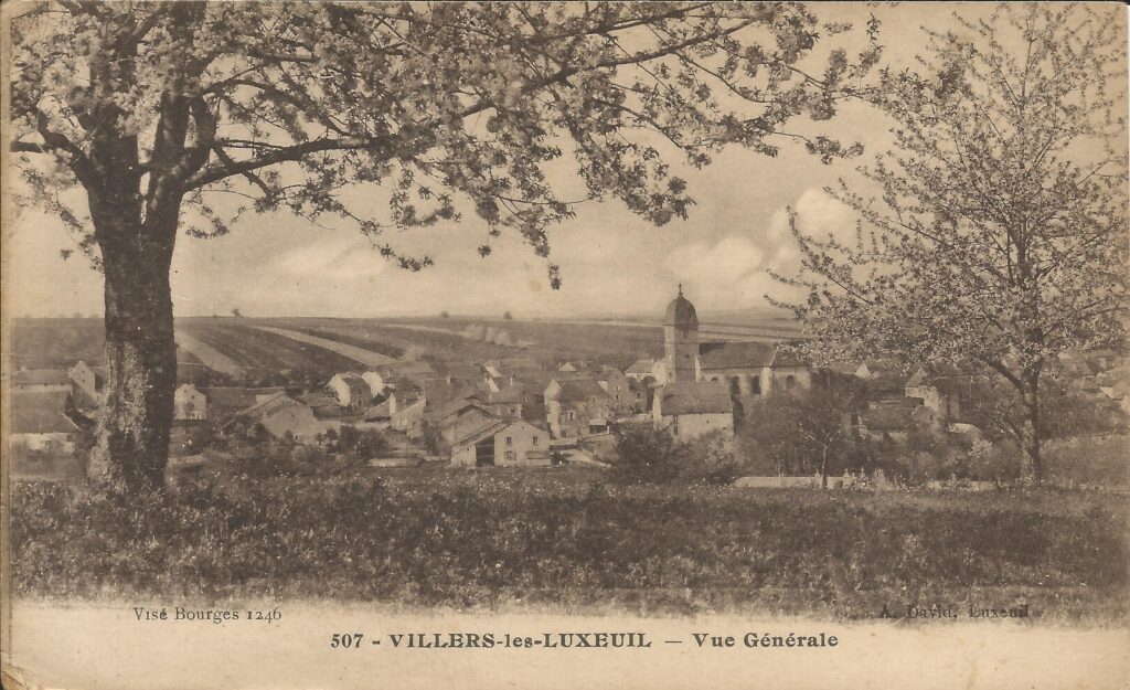 Carte postale datée de 1919 représentant un panorama du village de Villers-lès-Luxeuil
