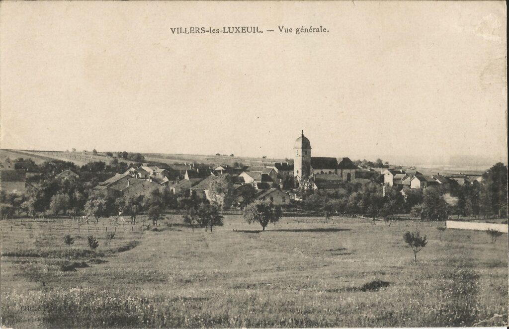 Carte postale datée de 1942 représentant un panorama du village de Villers-lès-Luxeuil