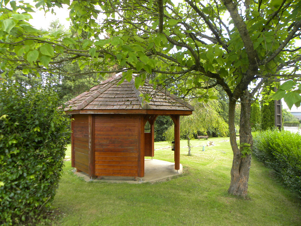 Kiosque de l'aire de loisirs pour enfants du village de Villers-lès-Luxeuil en Haute Saone (70)