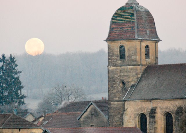 Vue sur le clocher de Villers-lès-Luxeuil un matin d'hiver