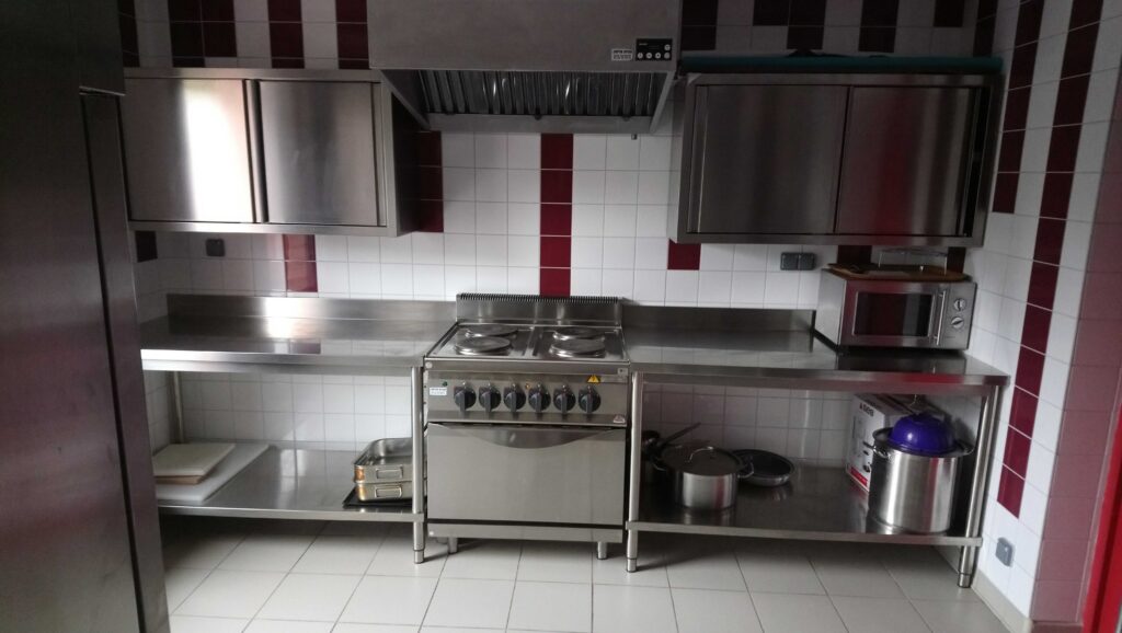Equipement de la cuisine de la salle des fêtes de la commune de Villers-lès-Luxeuil en Haute-Saone (70) avec plaques chauffante, micro ondes et casseroles