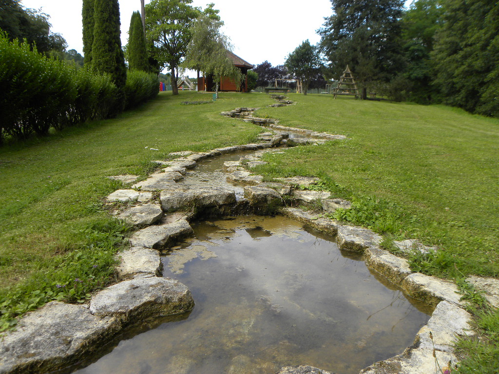 Ruisseau de l'aire de loisirs pour enfants du village de Villers-lès-Luxeuil en Haute Saone (70)